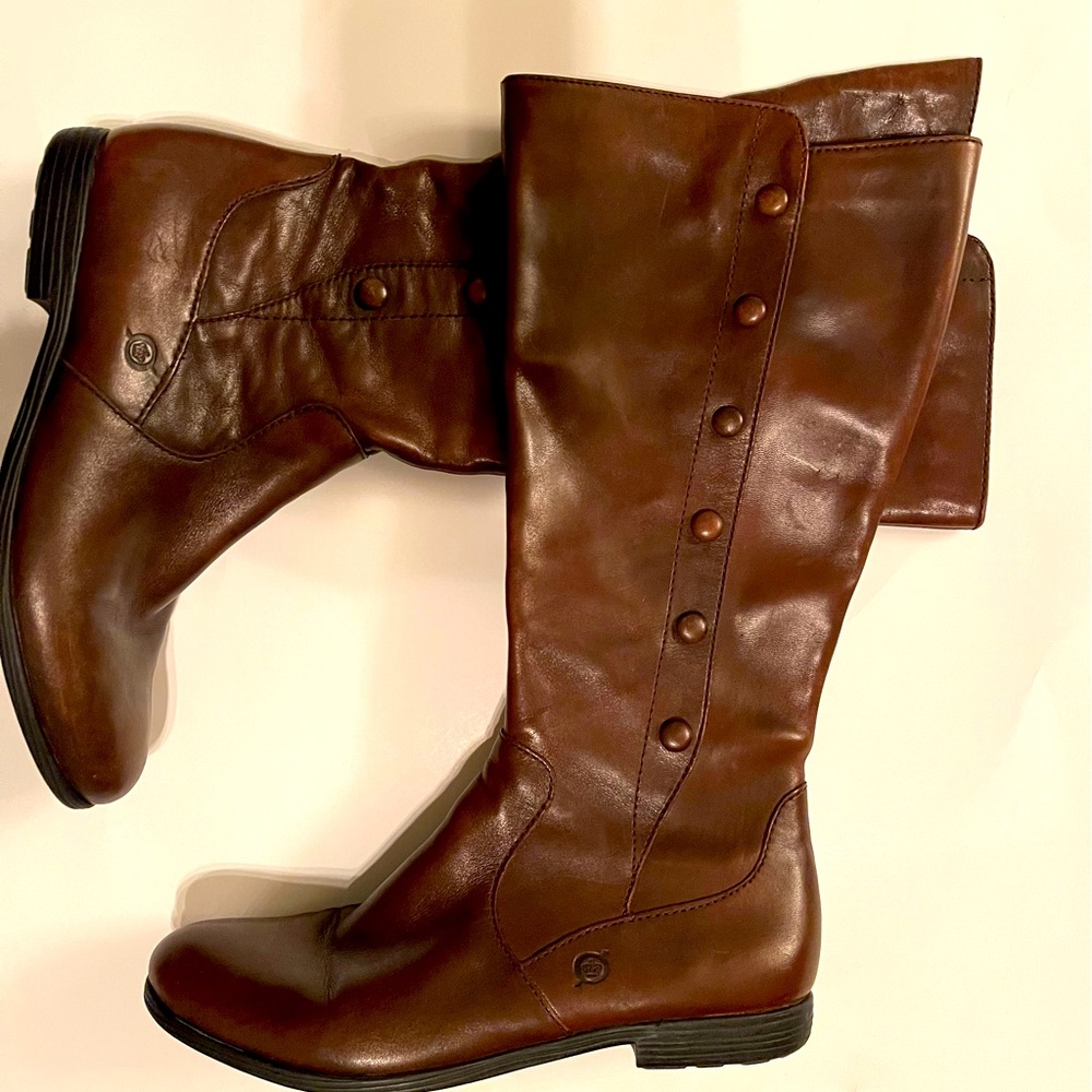 Born Women’s boots. Brown in color.